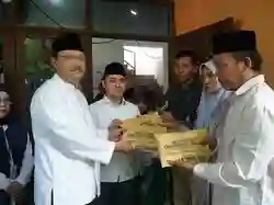 Mensos Saifullah Memberikan Santunan kepada Korban Longsor di Pacet-Cangar